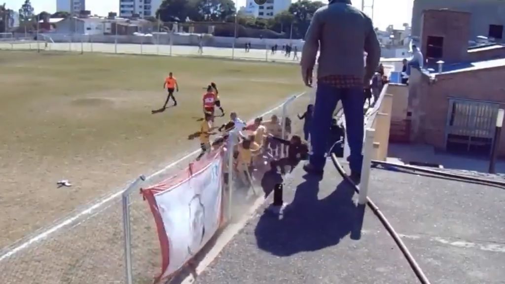 Lamentable pelea en un partido de fútbol femenino argentino: ¡las empotraron contra una valla!