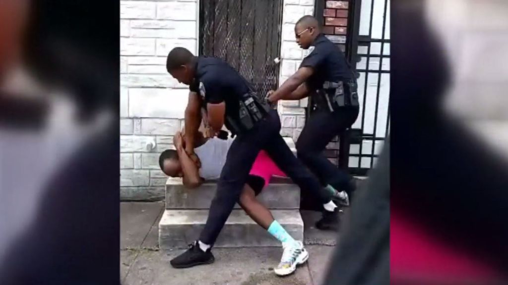 Un policía de Baltimore, suspendido después de agreder brutalmente a un hombre