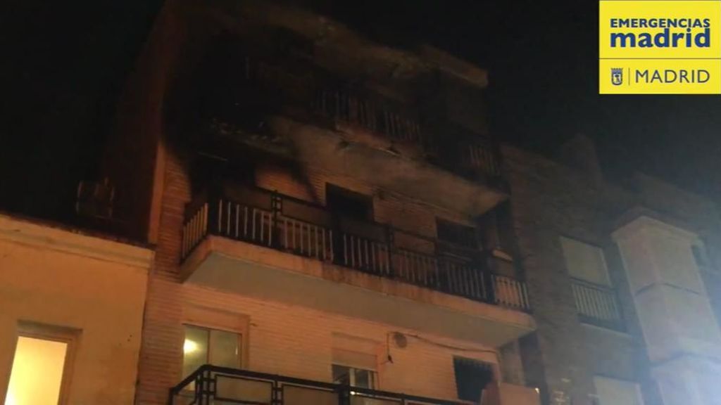 Dos heridos tras precipitarse de un segundo piso en Madrid para huir de las llamas