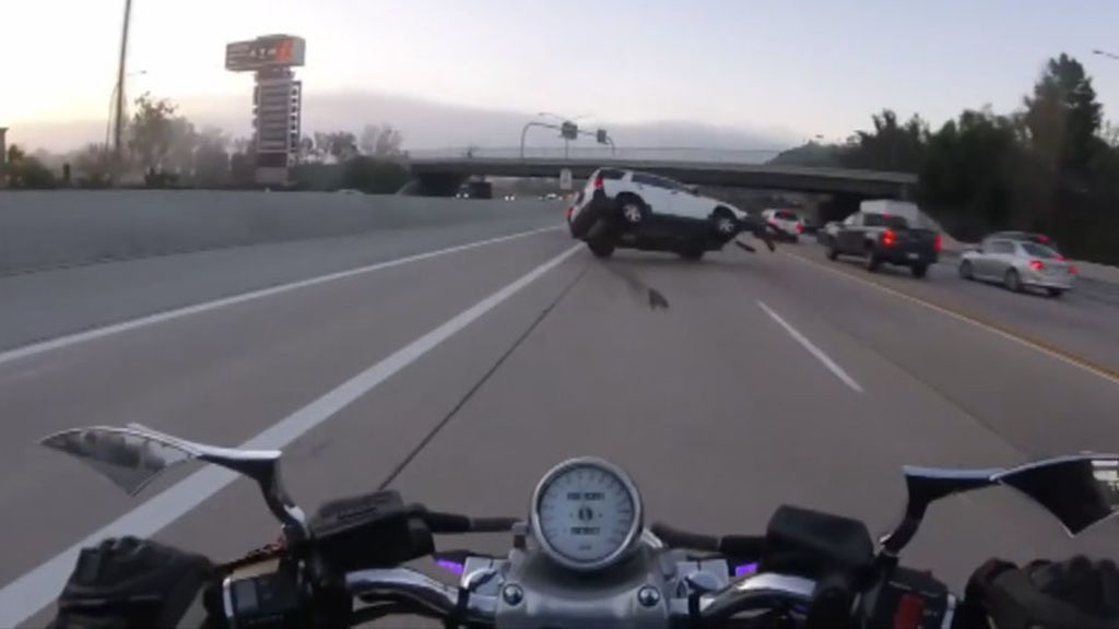 La cámara de una moto graba un choque entre dos coches