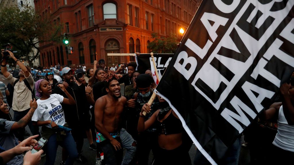 Marcha contra la concentración neonazi en Washington en el aniversario de Charlottesville
