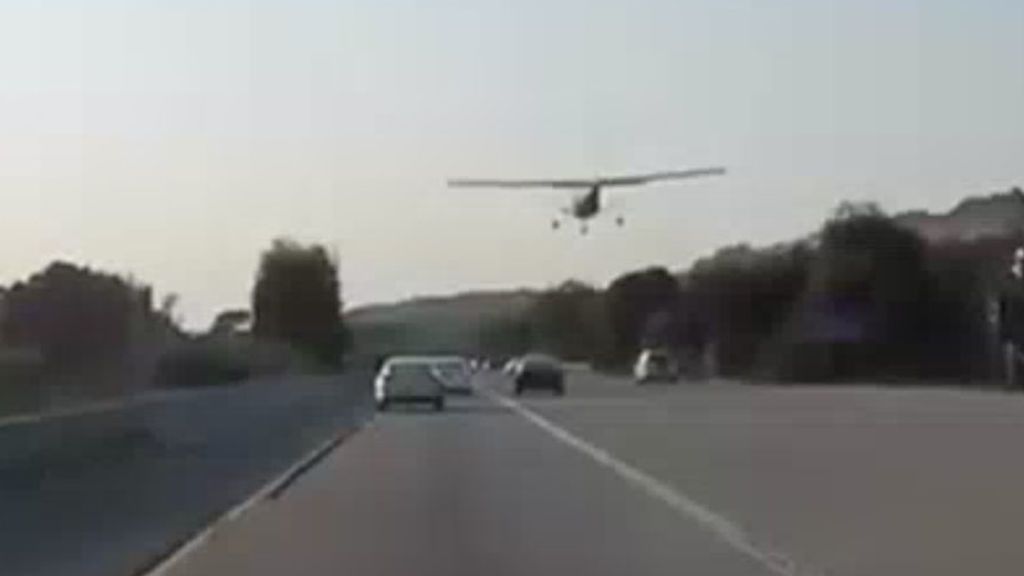 Una avioneta causa el pánico en una autopista de California