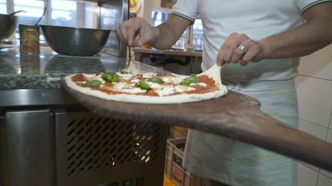 Viajeros Cuatro | Cómo hacer una verdadera pizza Margarita con la receta  original de Nápoles