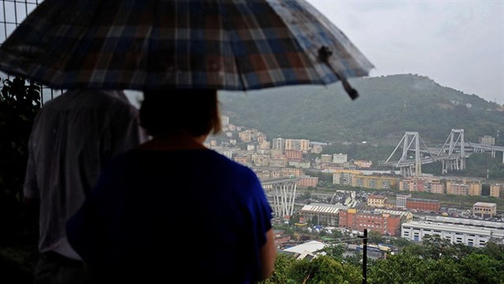 Dos personas miran desde las alturas cómo ha quedado el viaducto tras el derrumbe