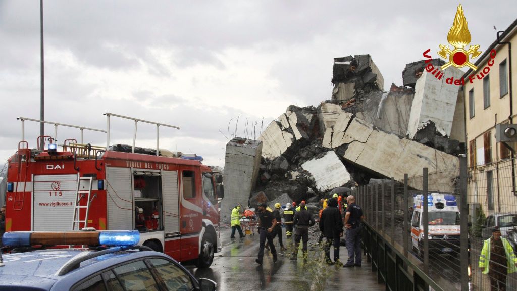 Miembros de los equipos de rescate trabajan a contrarreloj para rescatar a las víctima