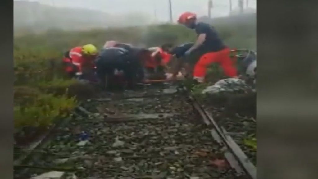 Los equipos de emergencia trabajan a contrarreloj en busca de supervivientes en Génova