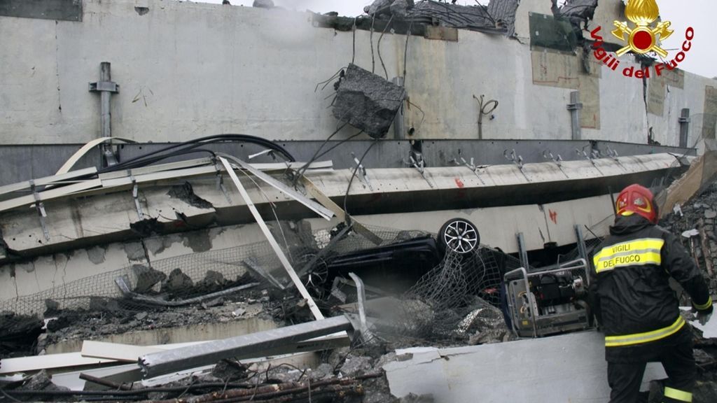 Un miembro de los servicios de emergencias busca entre los escombros por si hay supervivientes