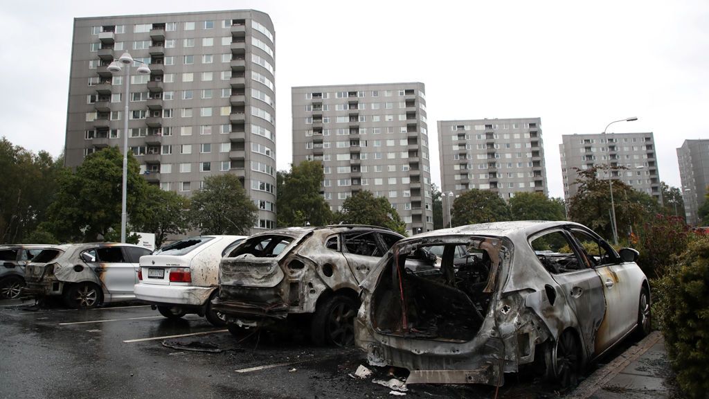 Actos vandálicos en Suecia: Queman un centenar de vehículos en 9 ciudades del país