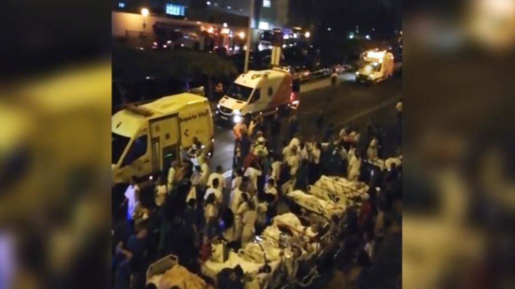 Evacuan el Hospital de la Candelaria en Santa Cruz de Tenerife por un incendio provocado