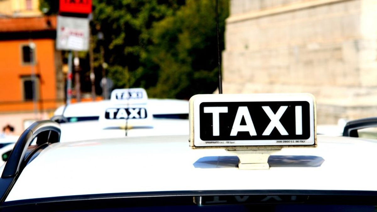 Se niega a pagar un viaje en taxi de Gijón a Oviedo y el taxista la lleva de vuelta