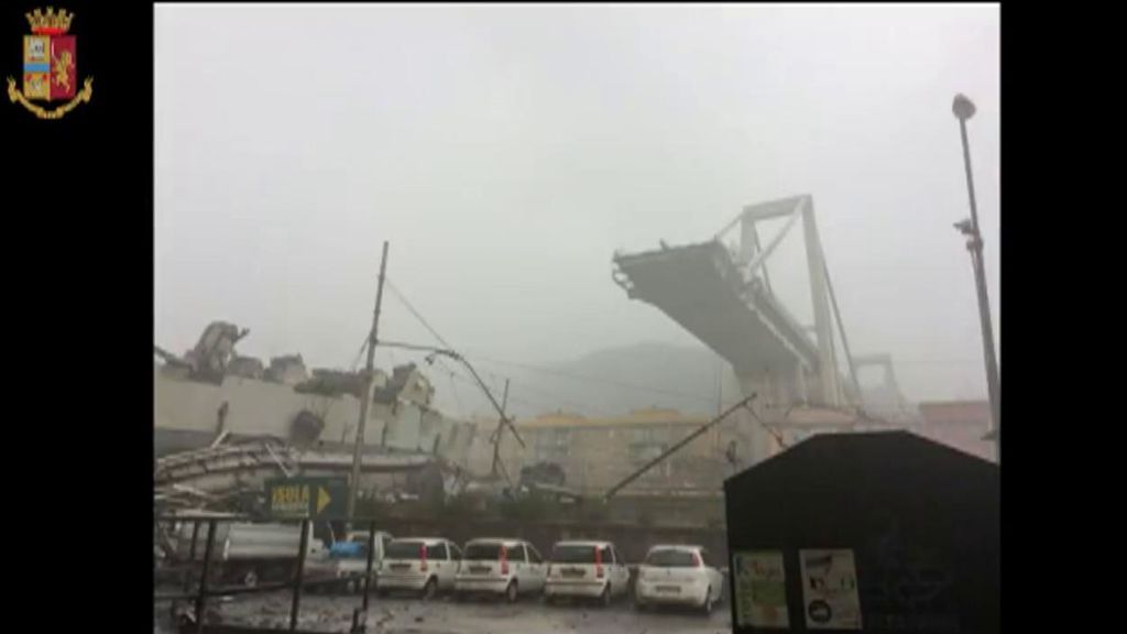 Las imágenes del grave derrumbe de un puente sobre una autopista en Génova, Italia