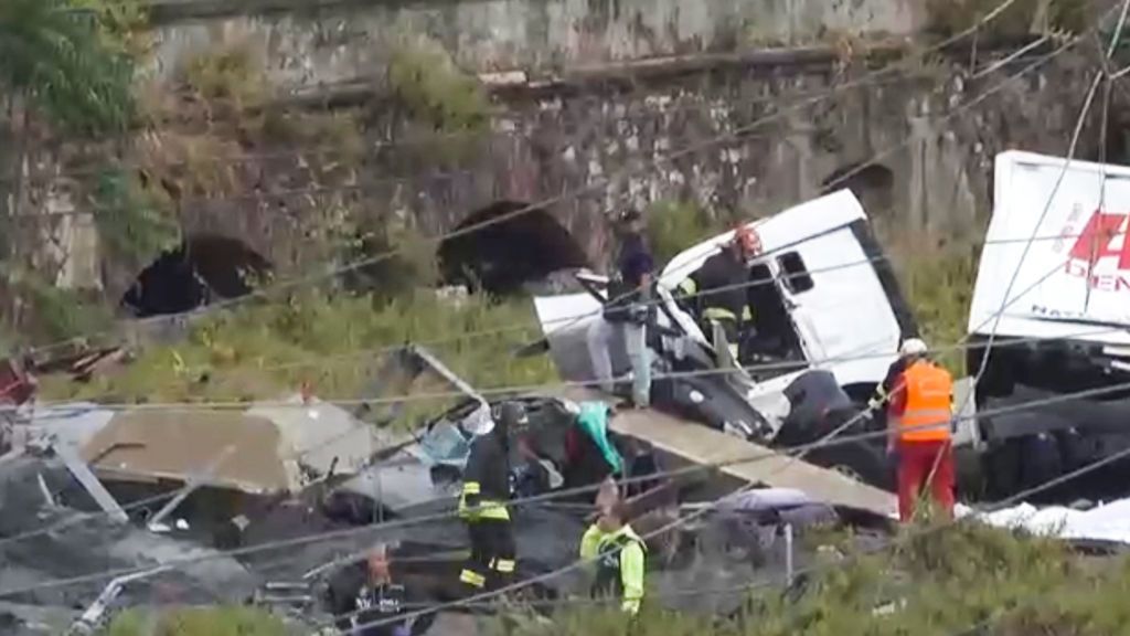 Los servicios de emergencias están realizando una búsqueda exhaustiva de supervivientes