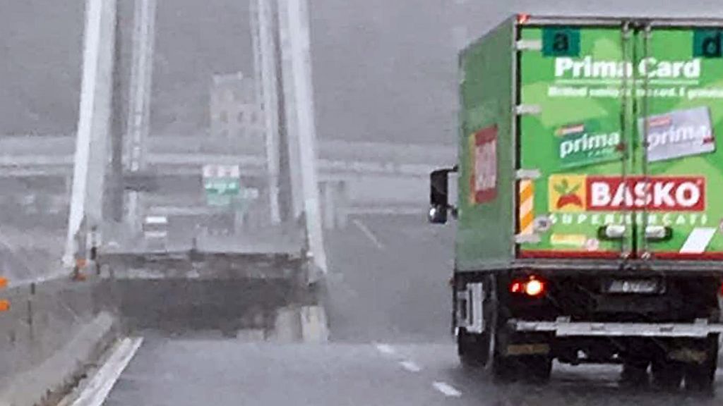 Un camión se ha salvado por los pelos de caer durante el derrumbe
