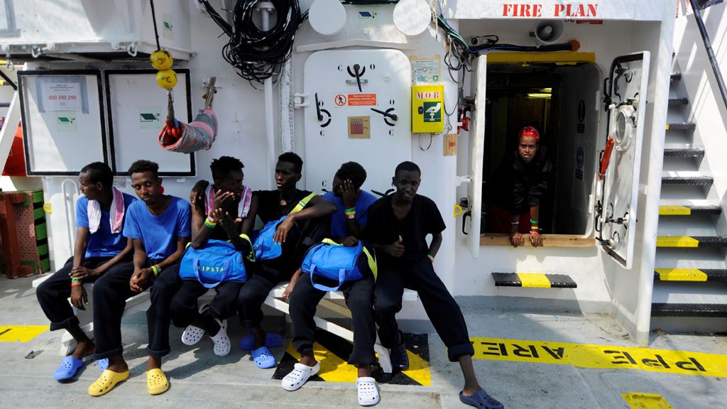 Los migrantes del Aquarius, acogidos por un total de seis países europeos tras un “acuerdo pionero”
