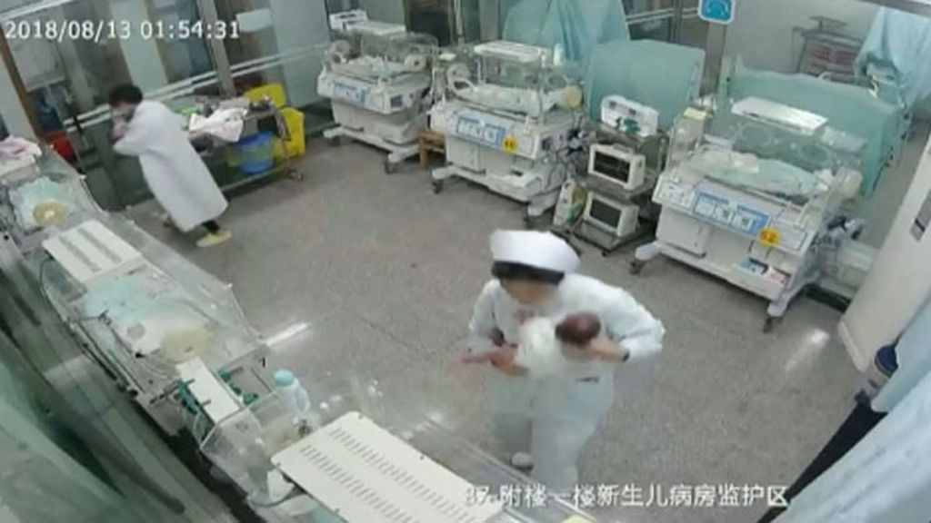 Arriesgan su vida sacando a los bebés de las incubadoras durante un terremoto en China