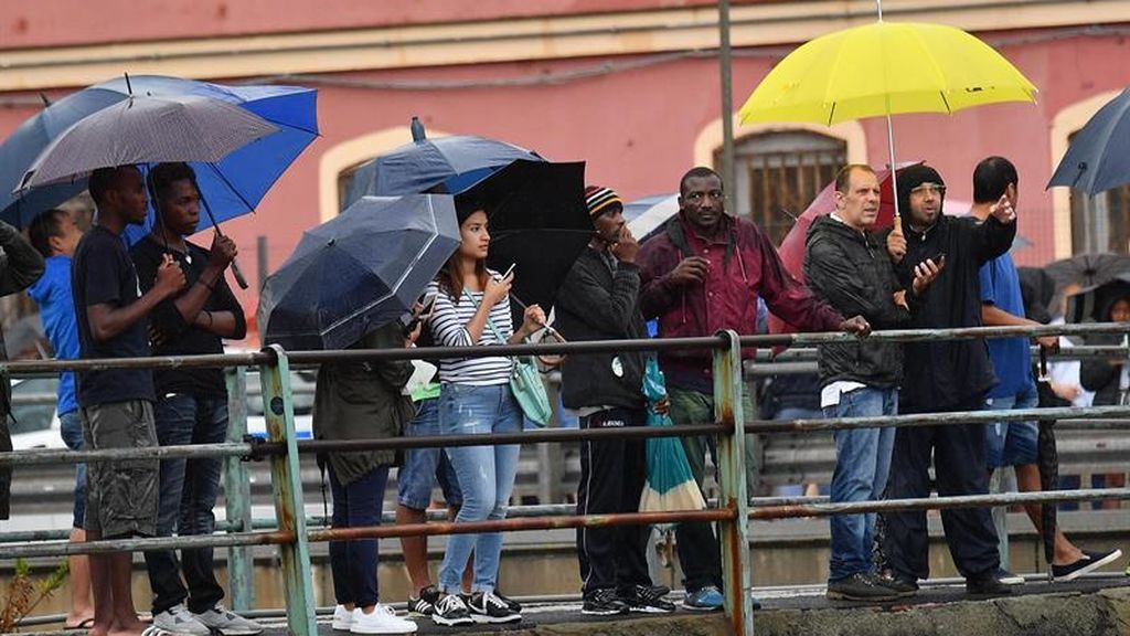 Cientos de curiosos se agolpan para ver las labores de rescate
