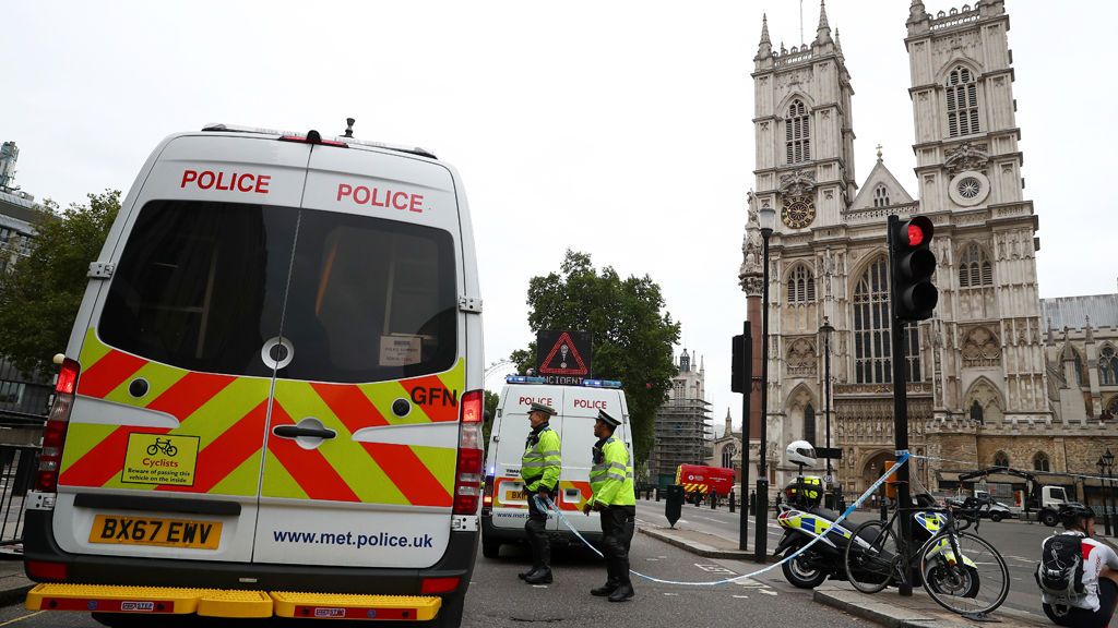 Un coche se estrella contra las barreras del Parlamento británico