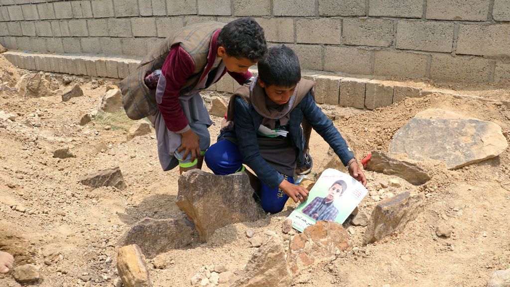 Multitudinaria despedida a los 29 niños asesinados en un bombardeo en Yemen