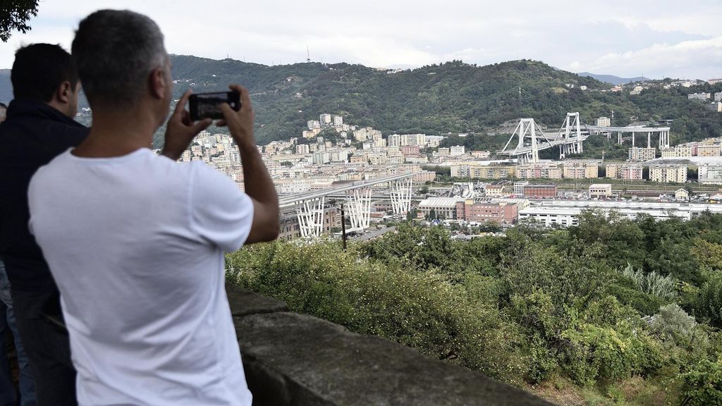Varios curiosos fotografían lo ocurrido desde las alturas