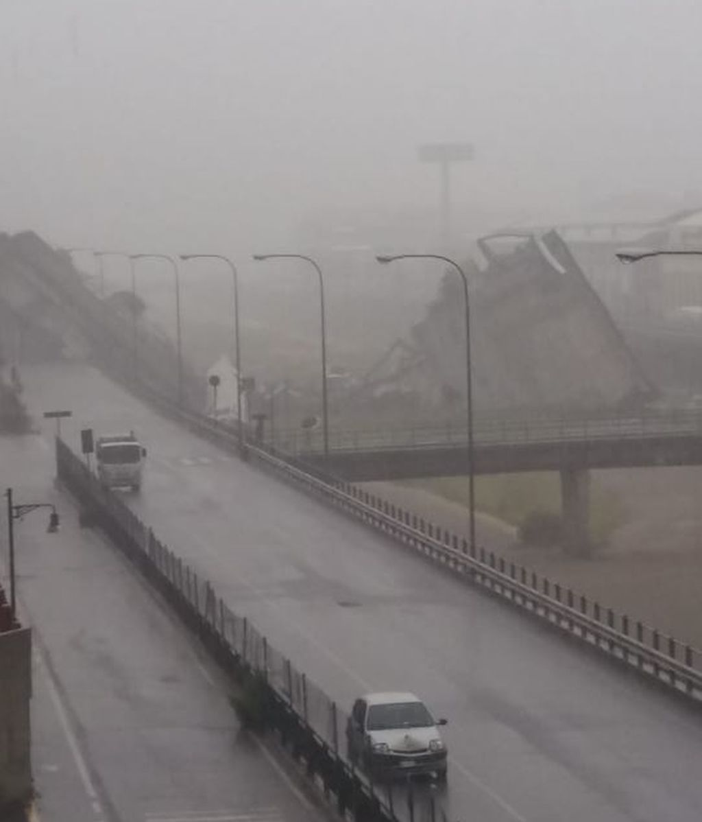 El viaducto Polcevera,donde circula la autopista A10, se ha venido abajo por causas desconocidas