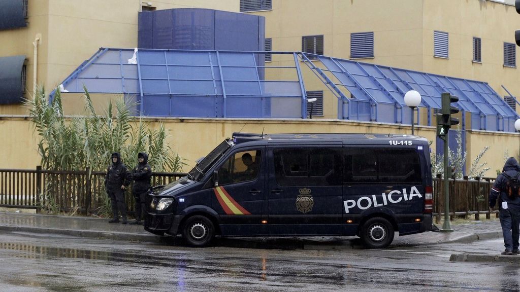 Fuga de inmigrantes en el CIE de Aluche tras el robo de la tarjeta de seguridad a un policía Fuga de inmigrantes en el CIE de Aluche tras el robo de la tarjeta de seguridad a un policía