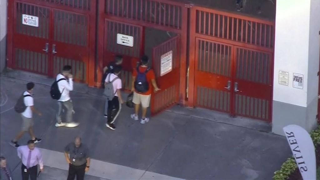La escuela de Parkland vuelve a abrir sus puertas seis meses después del tiroteo