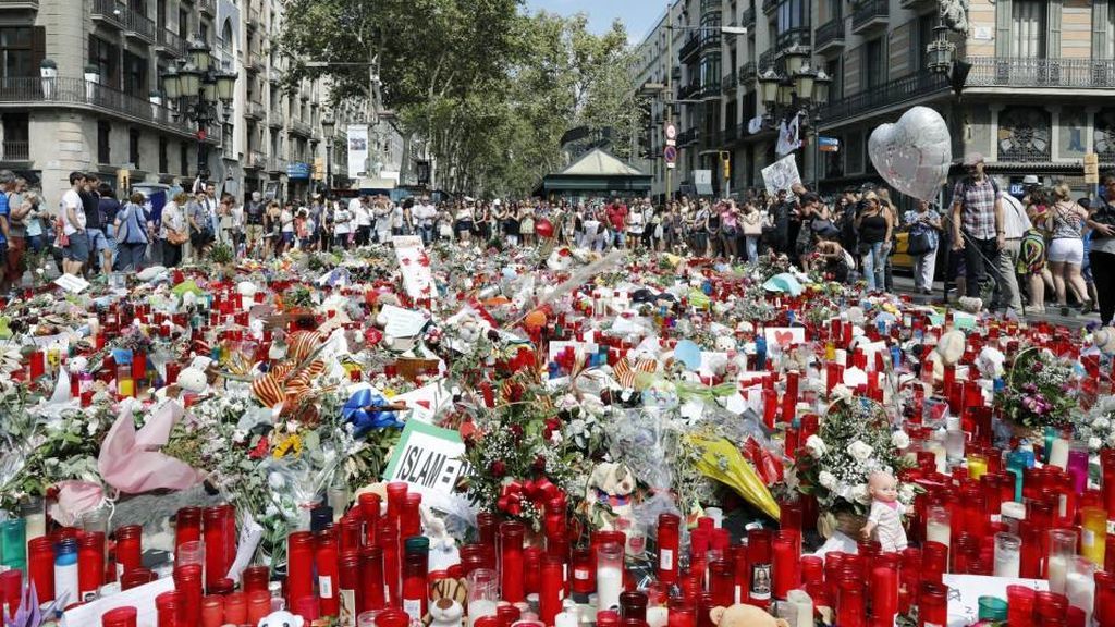 Flores por los fallecidos en el atentado de Barcelona