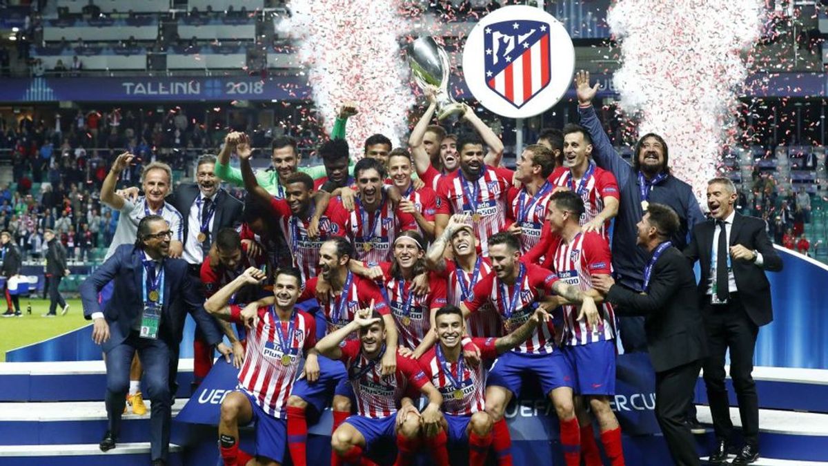 Los jugadores y técnicos del Atlético de Madrid celebran la Supercopa de Europa conquistada en Tallin al Real Madrid el 15 de agosto de 2018.