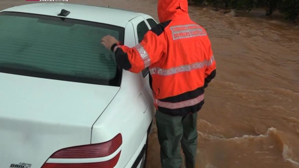 Los bomberos rescatan a una mujer atrapada en su coche tras una riada en Castellón