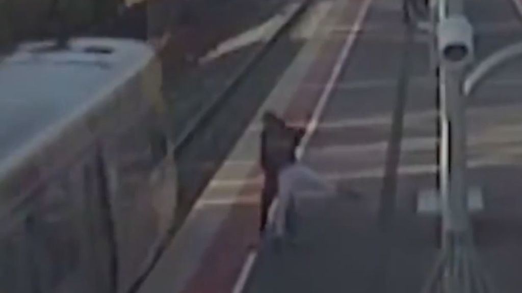Un joven trata de arrojar a su novia, de 14 años, a las vías del tren