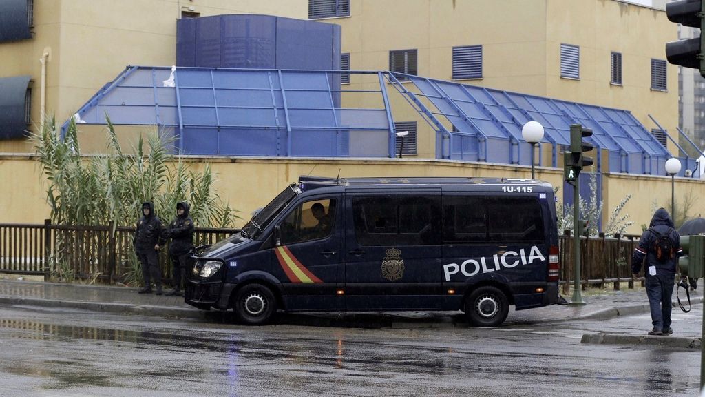 17 inmigrantes se fugan del CIE de Aluche tras robar la tarjeta de seguridad a un policía