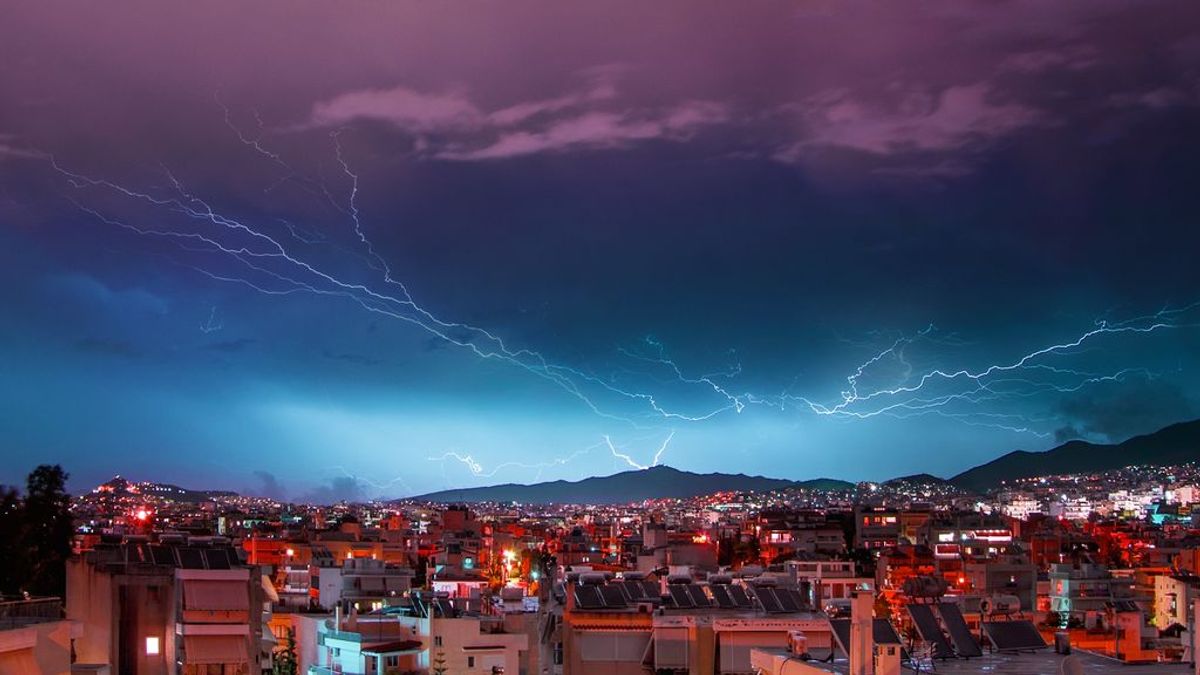 Atención a las tormentas electricas en media España: qué hacer si te pilla dentro de casa