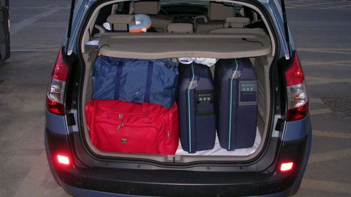 Ojo con llenar el maletero a tope en vacaciones: un maleta puede convertirse en un proyectil