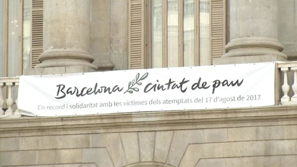 Recuerdo a las víctimas de los atentados del 17-A en un acto oficial en Plaza Catalunya