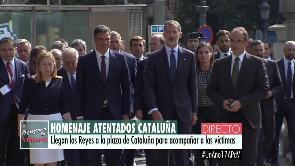 Silencio y aplausos en la llegada de los Reyes a Plaza Cataluña en el aniversario del 17-A