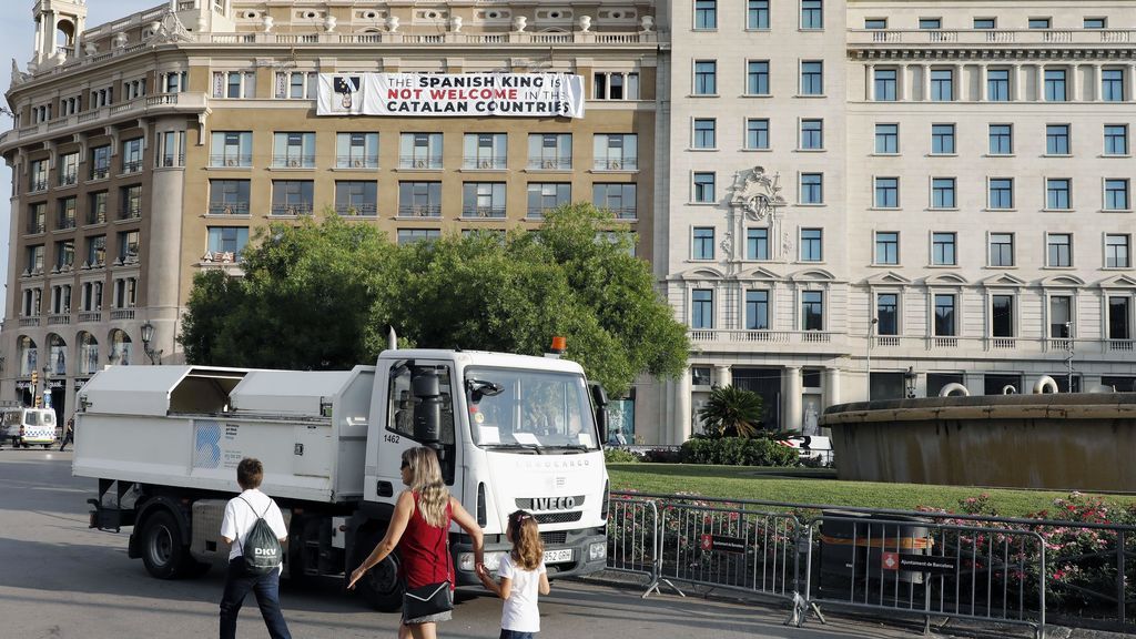 Una pancarta gigante rechaza la presencia del rey en los actos del 17-A