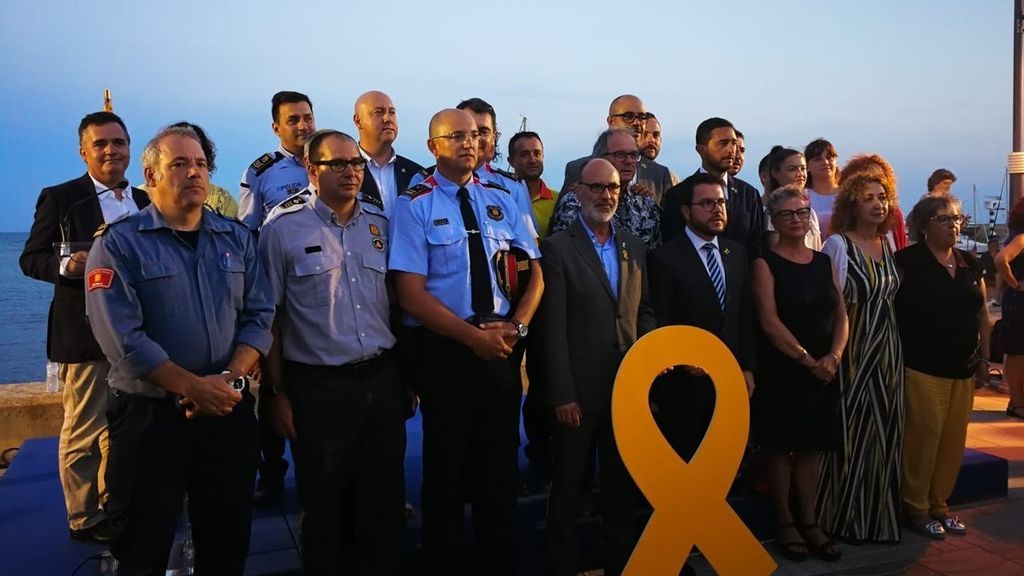 Lazos amarillos en el acto de conmemoración en Alcanar