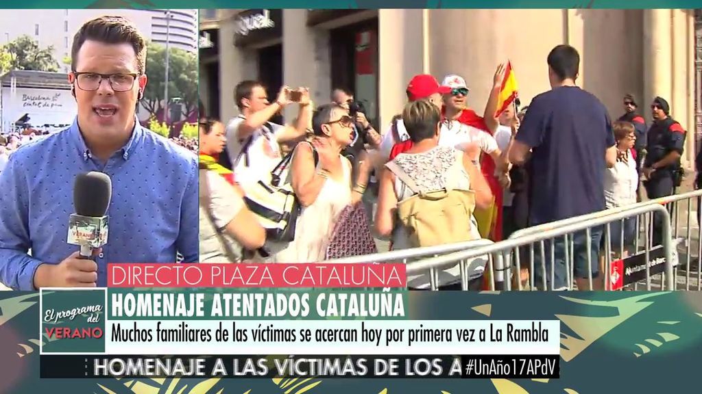 Un grupo de personas con banderas españolas exigen a los Mossos la retirada de la pancarta contra el Rey