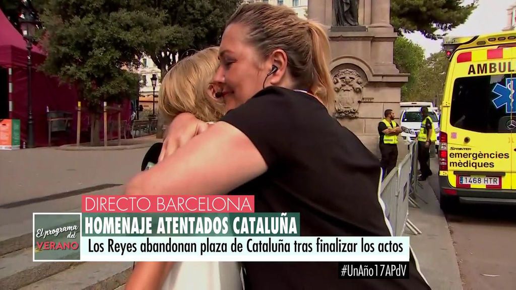 El emotivo abrazo de Mayka Navarro y Gemma Nierga tras su discurso en el homenaje a las víctimas de Barcelona y Cambrills