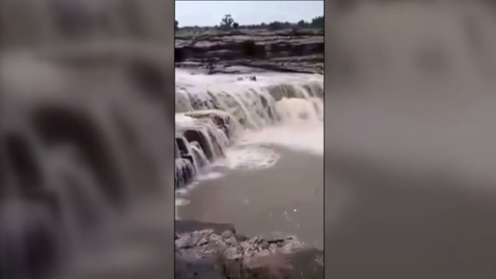 12 personas caen por una cascada en India como consecuencia de una riada