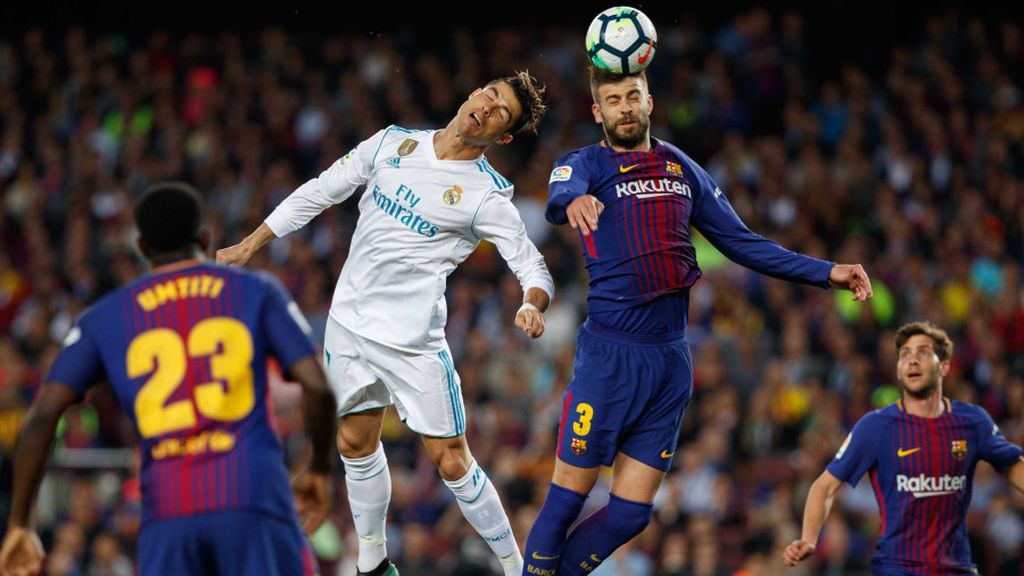 Cristiano Ronaldo y Gerard Piqué se disputan la posesión del balón en el clásico Barcelona-Real Madrid (2-2) de la 36ª jornada de la Liga Santander 2017-2018, que se disputó el 6 de mayo de 2018.
