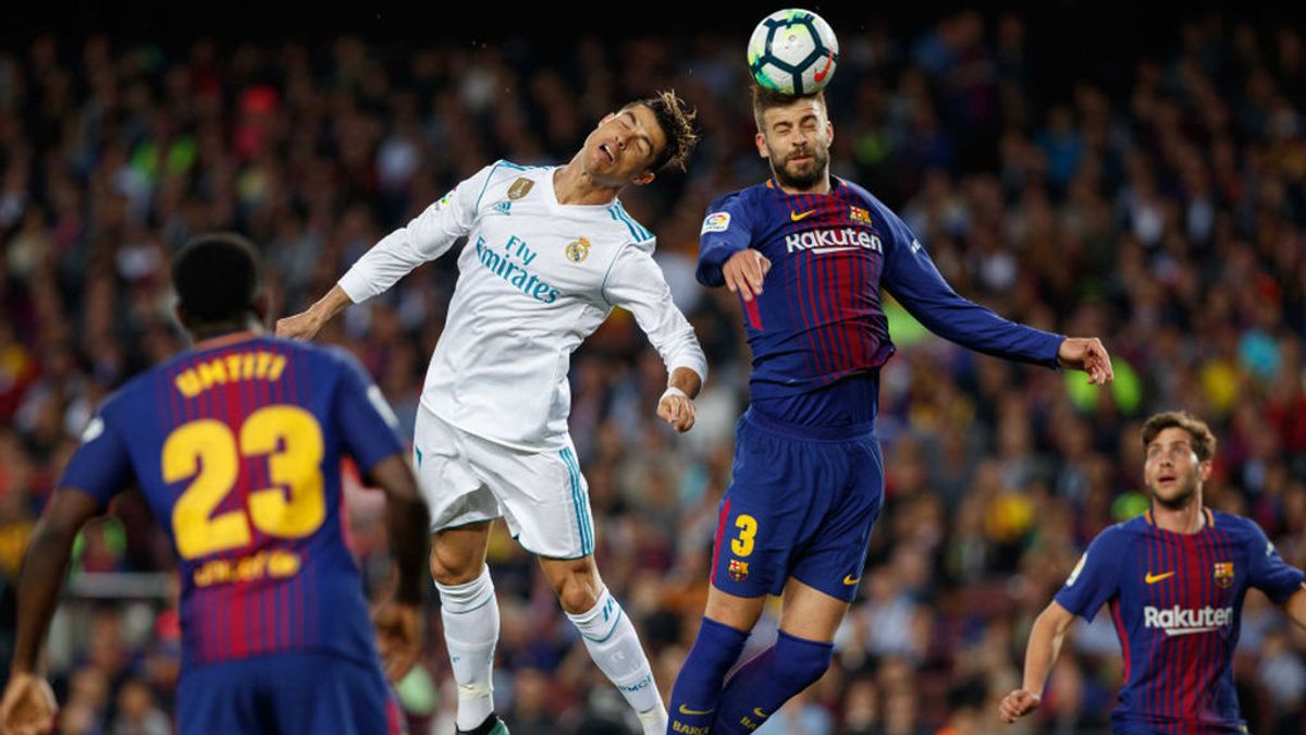 Cristiano Ronaldo y Gerard Piqué se disputan la posesión del balón en el clásico Barcelona-Real Madrid (2-2) de la 36ª jornada de la Liga Santander 2017-2018, que se disputó el 6 de mayo de 2018.