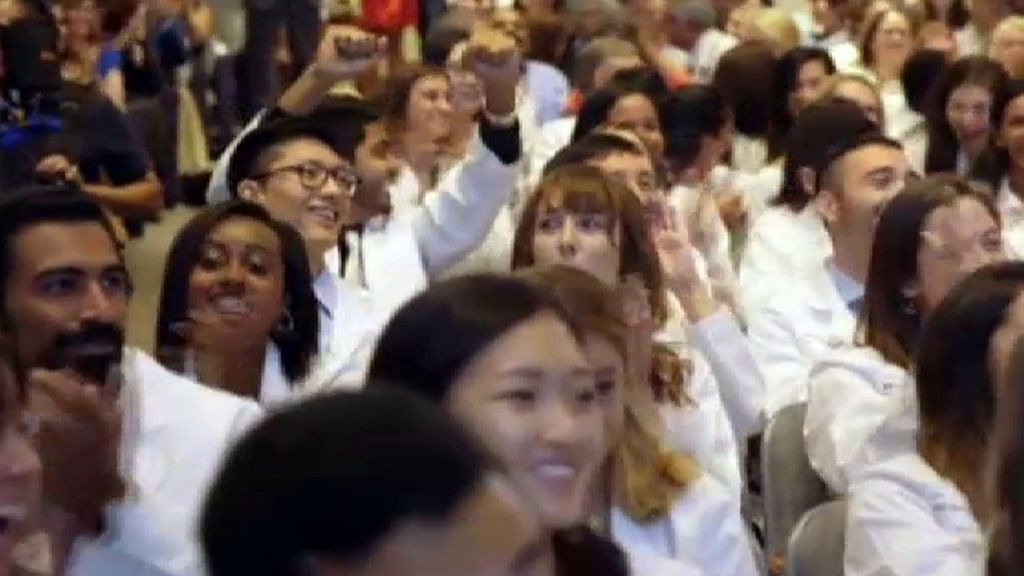 Euforia entre los estudiantes de Medicina de Nueva York: la universidad pagará las matrículas de todos