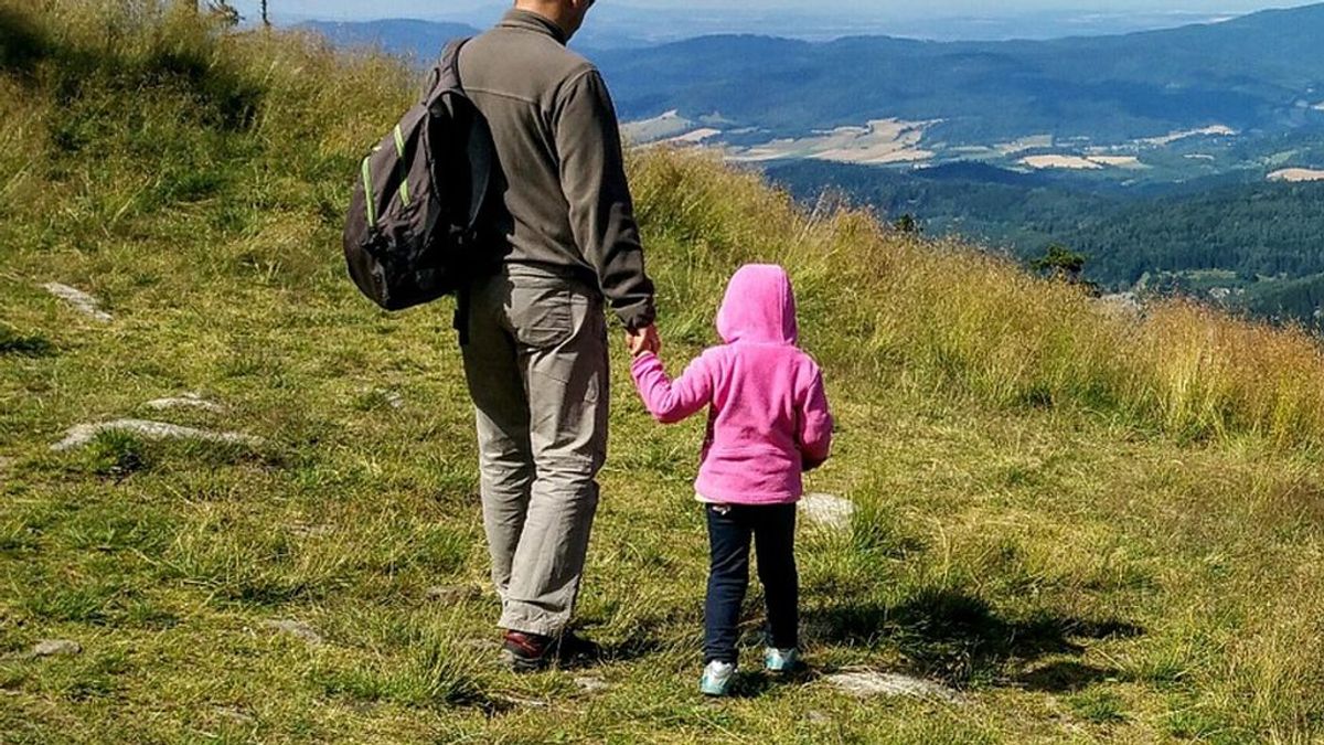 Un padre vende a su hija para pagar el tratamiento al que se tiene que someter su hermano gemelo