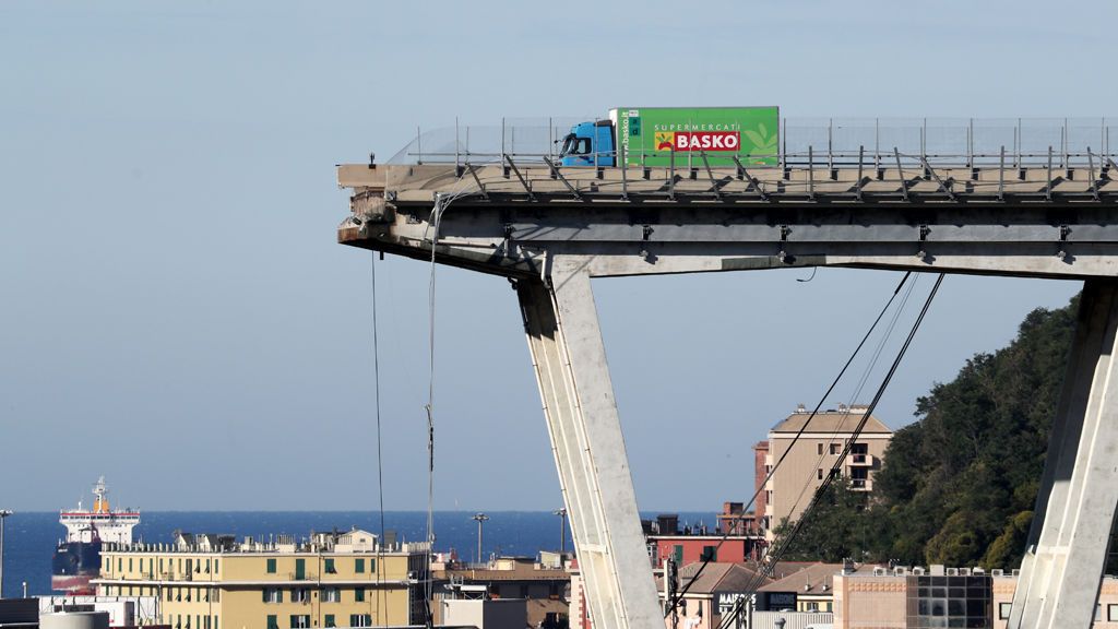 Retiran el simbólico camión verde que quedó al borde del abismo tras el derrumbe del viaducto de Génova