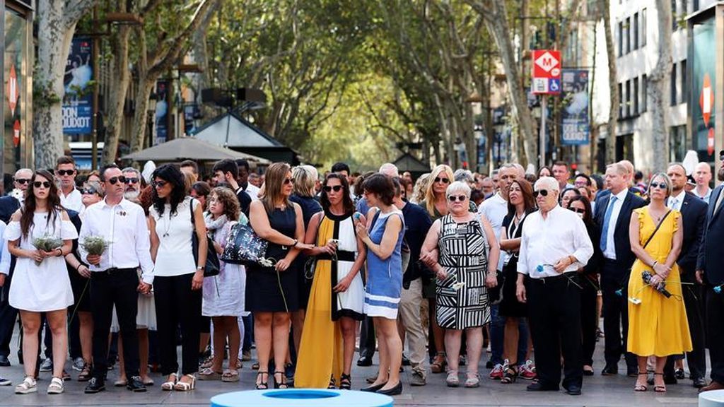 El homenaje a las víctimas de los atentados en Cataluña, en imágenes