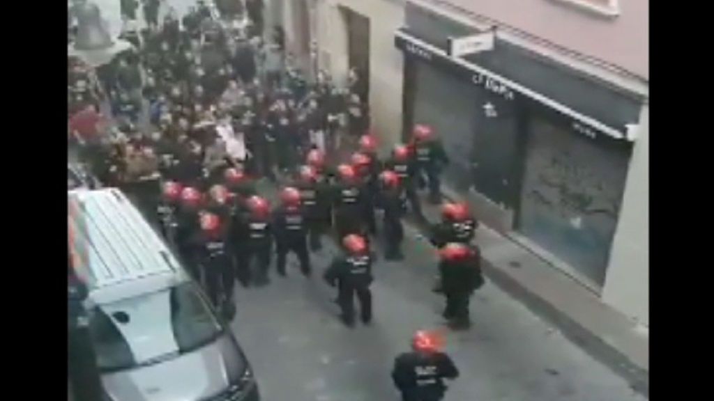 Imágenes del desalojo con cargas policiales en un edificio okupado en Pamplona