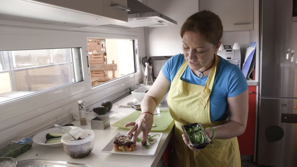 Una de las anfitrionas de 'Ven a cenar conmigo', en el programa que Cuatro emite el lunes 20 de agosto.