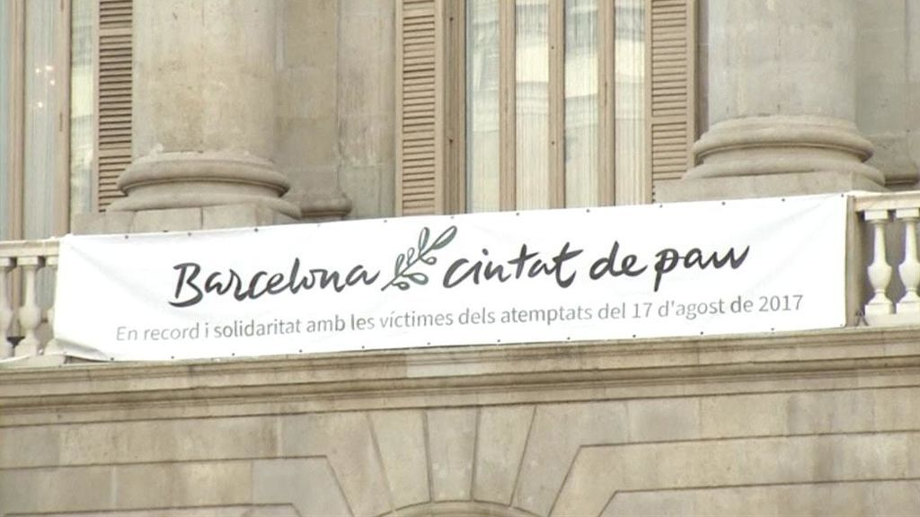 Barcelona recuerda a las víctimas de los atentados con un acto oficial en Plaza Catalunya