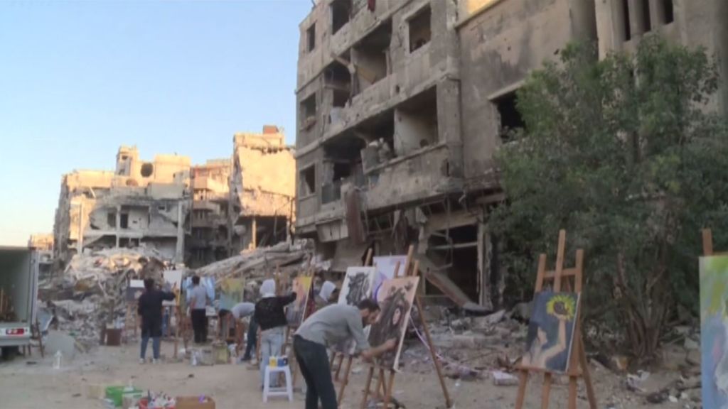 Varios artistas pintan en las calles derruidas de Damasco